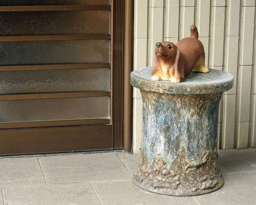 信楽焼 犬 置物 ダックスフンド 小さい いぬ リアル イヌ おしゃれ 陶器 かわいい 犬置物 アンティーク 雑貨 玄関 ギフト プレゼント 焼き物 信楽焼き ...