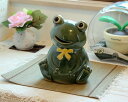 信楽焼 カエル 貯金箱 5号 はにかみ リボン 置物 カエルの置物 陶器 玄関 かわいい かえる 風水 グッズ 小さい おしゃれ 蛙 ガーデニング用 かえるの置物 ギフト 焼き物 信楽焼き(MB105-04G)