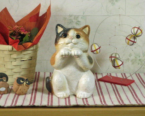 福を招く、おしゃれな、陶器 猫の置物。玄関などの、インテリア、猫 ...