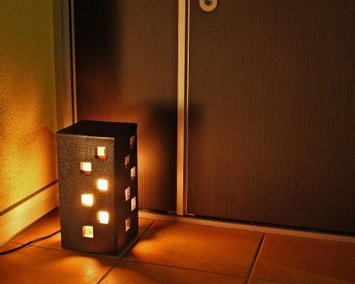 【ポイント8倍】信楽焼 インテリアライト 黒市松 小 屋外 屋内 兼用 コンセント式 エクステリアライト インテリア照明 おしゃれ 照明器具 ライト 陶器 癒や...