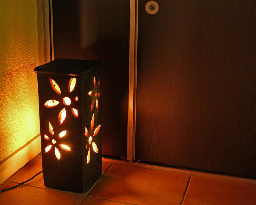 【ポイント5倍】信楽焼 インテリアライト 花彫り角型 屋外 屋内 兼用 コンセント式 エクステリアライト インテリア照明 おしゃれ 照明器具 ライト 陶器 癒や...