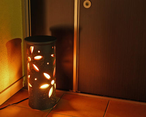 【ポイント5倍】信楽焼 インテリアライト 花彫り円柱 屋外 屋内 兼用 コンセント式 エクステリアライト インテリア照明 おしゃれ 照明器具 ライト 陶器 癒や...