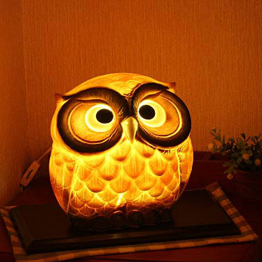 信楽焼 光が透ける ふくろう インテリアライト 白 フクロウ 7号 置き型 おしゃれ 間接照明 スタンドライト 陶器 インテイリア照明 和風 照明 寝室 和室 ...