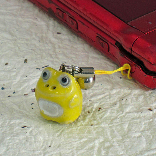 [メール便対応]信楽焼 陶器 カエル 携帯ストラップ 黄色 イエロー おしゃれ シンプル かわいい 可愛い 蛙 キャラクター かえる スマホ ギフト プレゼント 信楽焼き 焼き物 やきもの