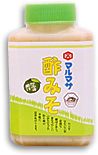 かぶす（すだいだい）の自然な酸味と香り。昔なつかしい「ぬた」などの和え物が手軽に出来上がります。 商品名 酢みそ 内容量 180g 賞味期限 製造より3ヶ月 原材料名 みそ（麦・大豆）、砂糖、みりん酢、かぶす果汁、調味料 関連記事 会社概要：　初めての方へ 決済方法：　安心後払い、各種決済方法をご用意 発送について：　平日(月〜土曜日)13時までのご注文は即日発送 酢みそ（酢味噌、すみそ） 詳細 国内産原料100％無添加生麦みそ（麦味噌）使用 ぬた、味噌和え（味噌あえ）が簡単にできる 味噌の通販 麦みそや 　マルマサ醤油 酢みそ（酢味噌、すみそ） 詳細 解説 四国愛媛のご当地味噌、麦味噌（麦みそ）ベースのみそダレ（みそダレ）具材と合えるだけ！プロの作るぬた（味噌和え 味噌あえ）が簡単にできる 酢みそ（酢味噌、すみそ）お奨めレシピ おでん、味噌田楽（みそ田楽）、ふろふき大根（ふろふきだいこん）みそ焼き（味噌焼き）味噌和え（みそ和え）、酢みそ和え（酢みそあえ）ぬた、ぬた和え、なめ味噌 酢みそ（酢味噌、すみそ）ギフトにも好評です 母の日、父の日、敬老の日、誕生日、バレンタインデー、ホワイトデー、クリスマスなど、定番のギフトイベントに、気の利いたプレゼントを贈ってみませんか。大切な方への手土産・おみやげやお使いもの、お中元・お歳暮・お年賀などにも人気です。法人様には粗品・贈答品・ご進物としてもご利用いただけます。また、入学祝い、卒業祝い、成人式のお祝いといったセレモニーの御祝・御礼・内祝いなど祝儀の品としても最適です。結婚披露宴の引き出物・ウエディングパーティ−、2次会のプチギフト、引き菓子・結婚祝い・結婚内祝いをはじめ、出産祝い・出産内祝い快気祝い・快気内祝いなどにもどうぞ。年忌法要など法事・法要・仏事・弔事などのシーンでも、 志・粗供養・香典返し（満中陰志）・御供え（お供え）・御供物にとお使い頂いております。ラッピングについても調整致しますのでお気軽にご相談下さい。麦味噌(麦みそ)をお取り寄せ 味噌の通販 麦みそや このページは、「酢みそ180g」のご案内です。　　&gt;&gt;この商品を買う 　　　 ‘酢みそ’おいしさの秘密・・・　使うお味噌が本場モノ！楽天ランキング1位獲得のご当地みそ国内産原料100％使用無添加仕込みの生味噌　‘瀬戸内麦の味噌’で作っています。たったの250円で満喫できる、愛媛伊予のご当地調味料　みそ和えに‘酢みそ’　今すぐ買い物カゴへ入れてください。 他にもいろいろあります。　&gt;&gt;まとめ買い送料無料キャンペーン詳細