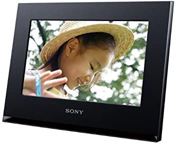 【メーカー名】ソニー SONY 【メーカー型番】DPF-WA700 B 【ブランド名】ソニー SONY 掲載画像は全てイメージです。実際の商品とは色味等異なる場合がございますのでご了承ください。【 ご注文からお届けまで 】・ご注文　：ご注文は24時間受け付けております。・注文確認：当店より注文確認メールを送信いたします。・入金確認：ご決済の承認が完了した翌日よりお届けまで2〜7営業日前後となります。　※海外在庫品の場合は2〜4週間程度かかる場合がございます。　※納期に変更が生じた際は別途メールにてご確認メールをお送りさせて頂きます。　※お急ぎの場合は事前にお問い合わせください。・商品発送：出荷後に配送業者と追跡番号等をメールにてご案内致します。　※離島、北海道、九州、沖縄は遅れる場合がございます。予めご了承下さい。　※ご注文後、当店よりご注文内容についてご確認のメールをする場合がございます。期日までにご返信が無い場合キャンセルとさせて頂く場合がございますので予めご了承下さい。【 在庫切れについて 】他モールとの併売品の為、在庫反映が遅れてしまう場合がございます。完売の際はメールにてご連絡させて頂きますのでご了承ください。【 初期不良のご対応について 】・商品が到着致しましたらなるべくお早めに商品のご確認をお願いいたします。・当店では初期不良があった場合に限り、商品到着から7日間はご返品及びご交換を承ります。初期不良の場合はご購入履歴の「ショップへ問い合わせ」より不具合の内容をご連絡ください。・代替品がある場合はご交換にて対応させていただきますが、代替品のご用意ができない場合はご返品及びご注文キャンセル（ご返金）とさせて頂きますので予めご了承ください。【 中古品ついて 】中古品のため画像の通りではございません。また、中古という特性上、使用や動作に影響の無い程度の使用感、経年劣化、キズや汚れ等がある場合がございますのでご了承の上お買い求めくださいませ。◆ 付属品について商品タイトルに記載がない場合がありますので、ご不明な場合はメッセージにてお問い合わせください。商品名に『付属』『特典』『○○付き』等の記載があっても特典など付属品が無い場合もございます。ダウンロードコードは付属していても使用及び保証はできません。中古品につきましては基本的に動作に必要な付属品はございますが、説明書・外箱・ドライバーインストール用のCD-ROM等は付属しておりません。◆ ゲームソフトのご注意点・商品名に「輸入版 / 海外版 / IMPORT」と記載されている海外版ゲームソフトの一部は日本版のゲーム機では動作しません。お持ちのゲーム機のバージョンなど対応可否をお調べの上、動作の有無をご確認ください。尚、輸入版ゲームについてはメーカーサポートの対象外となります。◆ DVD・Blu-rayのご注意点・商品名に「輸入版 / 海外版 / IMPORT」と記載されている海外版DVD・Blu-rayにつきましては映像方式の違いの為、一般的な国内向けプレイヤーにて再生できません。ご覧になる際はディスクの「リージョンコード」と「映像方式(DVDのみ)」に再生機器側が対応している必要があります。パソコンでは映像方式は関係ないため、リージョンコードさえ合致していれば映像方式を気にすることなく視聴可能です。・商品名に「レンタル落ち 」と記載されている商品につきましてはディスクやジャケットに管理シール（値札・セキュリティータグ・バーコード等含みます）が貼付されています。ディスクの再生に支障の無い程度の傷やジャケットに傷み（色褪せ・破れ・汚れ・濡れ痕等）が見られる場合があります。予めご了承ください。◆ トレーディングカードのご注意点トレーディングカードはプレイ用です。中古買取り品の為、細かなキズ・白欠け・多少の使用感がございますのでご了承下さいませ。再録などで型番が違う場合がございます。違った場合でも事前連絡等は致しておりませんので、型番を気にされる方はご遠慮ください。