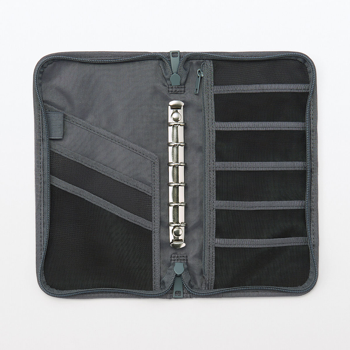 ポリエステル　パスポートケース　クリアポケット付 グレー　約23．5×13×2．5cm