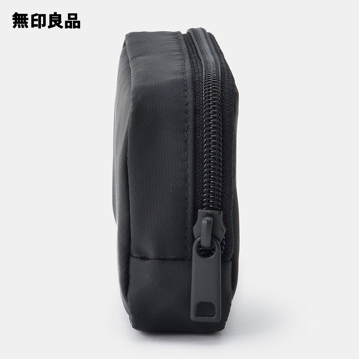 ナイロンコンパクトポーチ・黒 約9×14×3．5cm