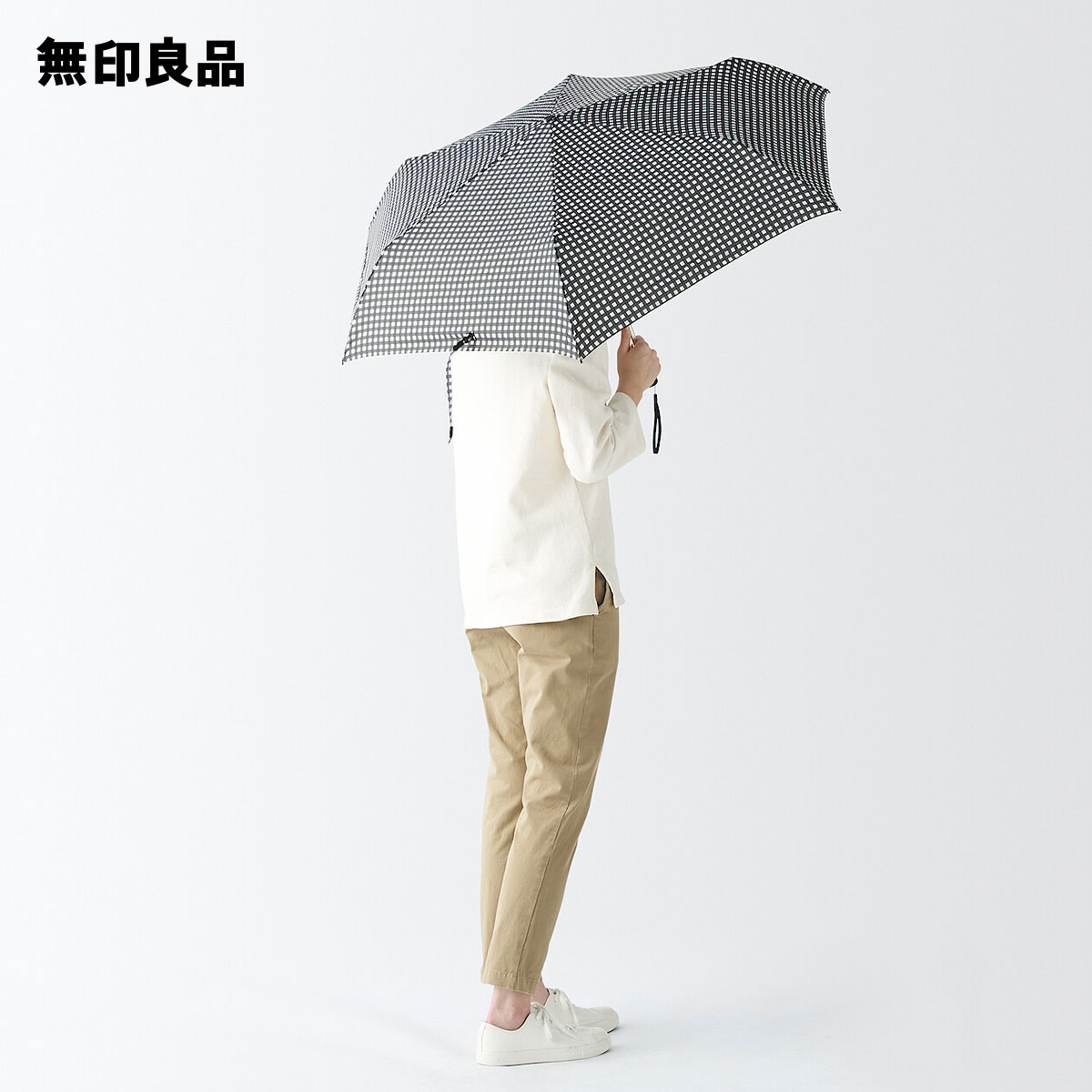 【無印良品 公式】晴雨兼用 折りたたみ傘 ・親骨の長さ60cm・6本骨・黒チェックのサムネイル