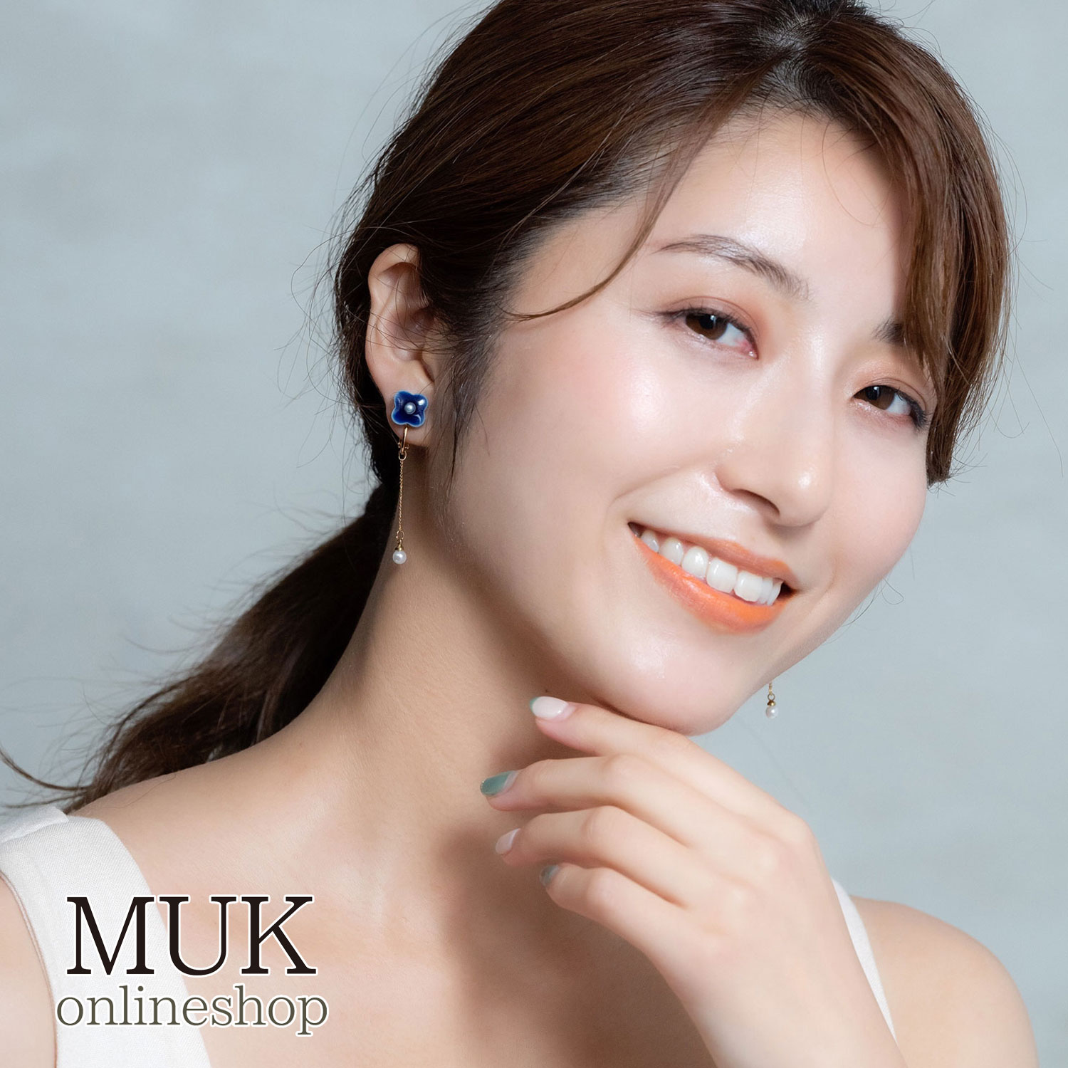 イヤリング 美濃焼 小花パール チェーン 揺れる 日本製 ハンドメイド ほっこり 北欧 温かみのある 焼き物 タイル レトロ モダン ナチュラル MIKELO ...