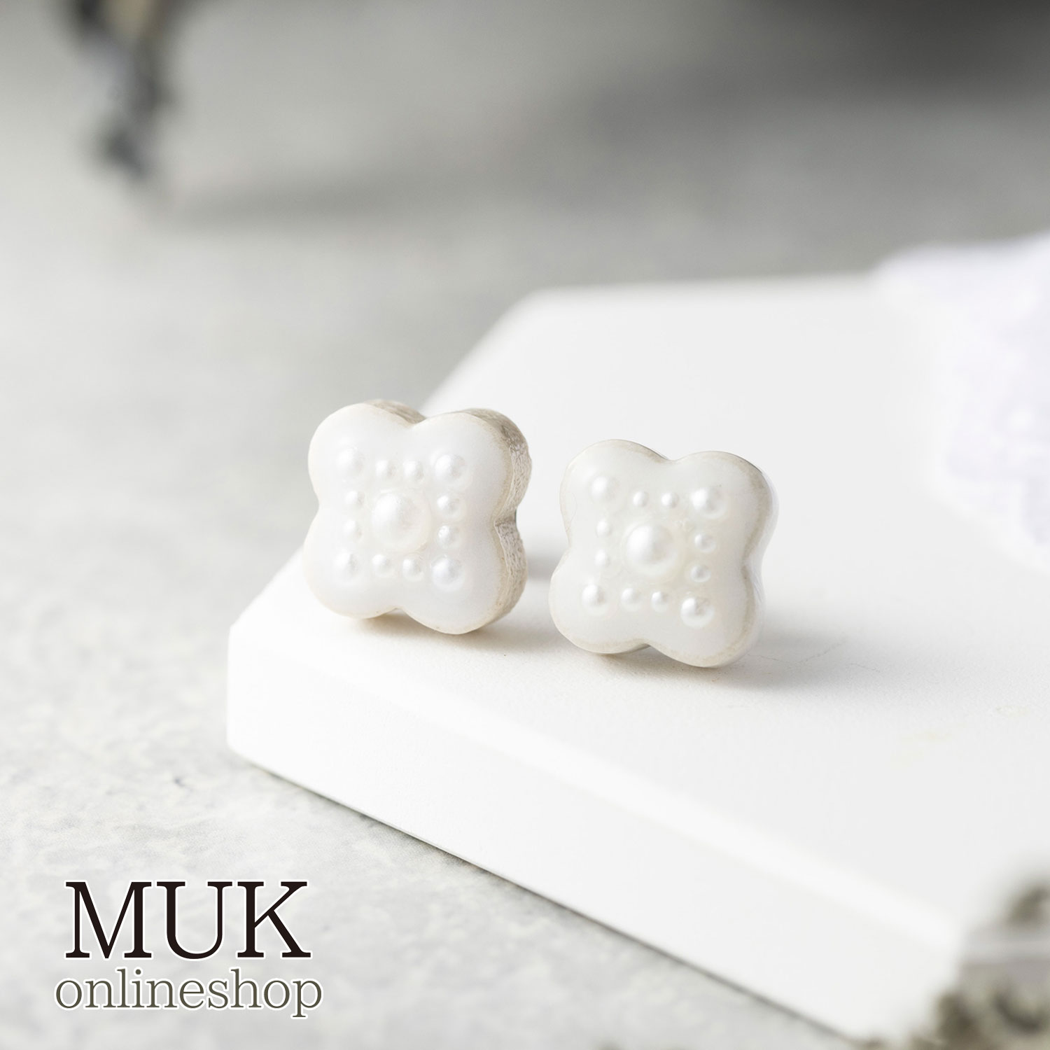 ピアス チタン チタンポスト チタンピアス 金属アレルギー 美濃焼 【MIKELO】 ミケロ 日本製 伝統工芸 陶器 焼き物 小花 開花 パール 蒼 ホワイト ...