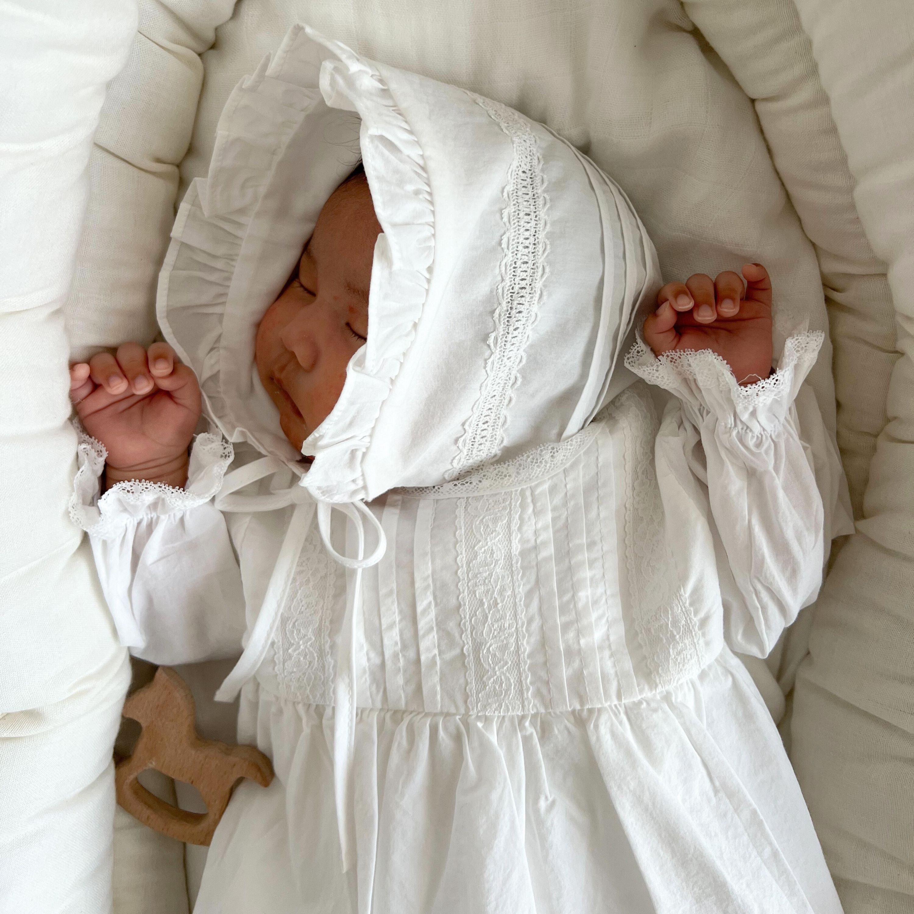 セレモニードレス 2点セット (ワンピース ＋ ボンネット) 【 LINE200円OFFクーポン】monbebe 退院着 新生児 ベビー服 女の子 出産祝い ギフト 50 60 70 80 綿100 春 秋 冬 ハーフバースデー 衣装 1歳 誕生日 お宮参り ベビードレス 撮影 バースデーフォト 2