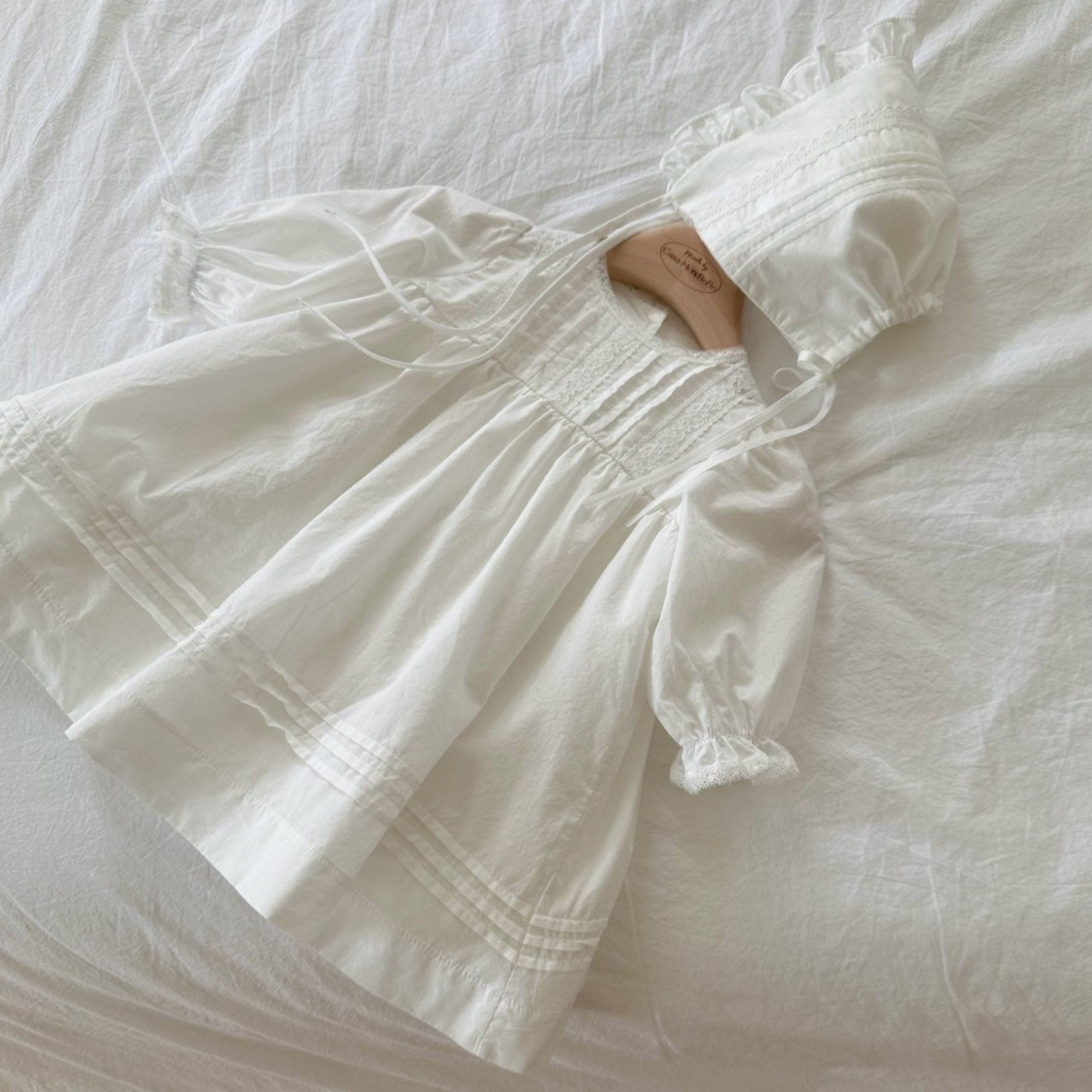 セレモニードレス 2点セット (ワンピース ＋ ボンネット) 【 LINE200円OFFクーポン】monbebe 退院着 新生児 ベビー服 女の子 出産祝い ギフト 50 60 70 80 綿100 春 秋 冬 ハーフバースデー 衣装 1歳 誕生日 お宮参り ベビードレス 撮影 バースデーフォト 3