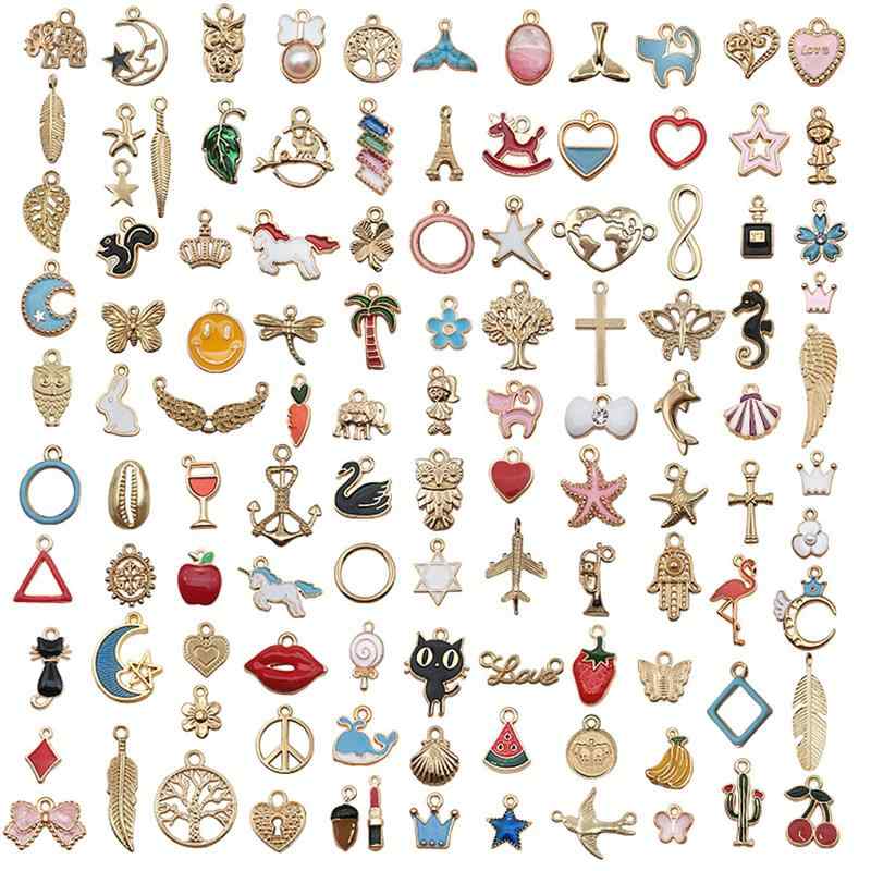 アクセサリーパーツ チャーム 100個セット ハンドメイド DIY ジュエリーパーツ キーホルダー ネックレス イヤリング ペンダント 材料 クラフト豊富なデザインと質感当商品は光沢のあるKCゴールドと、カラフルでユニークな質感が特徴の油滴チャームをそれぞれ50個ずつ、計100個のバラエティセットです。二つの異なるスタイルが一度に楽しめ、DIYのデザインの幅が大きく広がります。高品質な合金製で、色落ちしにくく、長くお楽しみいただけます。高品質な素材と仕上げKCゴールド部分は美しいメッキ加工で上品な光沢を、油滴部分は特殊な樹脂コーティングでつややかな発色と立体感を実現しています。どちらも表面が滑らかで、肌触りが良く、アクセサリーとしての装着感も快適です。耐久性に優れ、日常使いに最適です。多彩なDIY創作にネックレス、ブレスレット、イヤリング、キーホルダーはもちろん、バッグチャームやアクセサリー、スマホストラップのデコレーションなど、あらゆる手作り作品の材料としてお使いいただけます。100個のたっぷりした数量で、大作や複数の作品作りにも十分対応します。心のこもった贈り物に手作りのアクセサリーは、世界に一つのギフト。誕生日、記念日、友人へのサプライズなど、贈る相手の個性に合わせて作品を作れます。のセットなら、クオリティの高い素材で、より特別な贈り物を創作できます。簡単に始められる各チャームにはチェーンやピアスパーツを通しやすい十分な大きさの穴が開いており、特別な工具がなくても、ペンチやニッパーなどの基本的な工具で簡単に作品を制作できます。初心者の方も気軽に、本格的なDIYアクセサリー作りをお楽しみください。