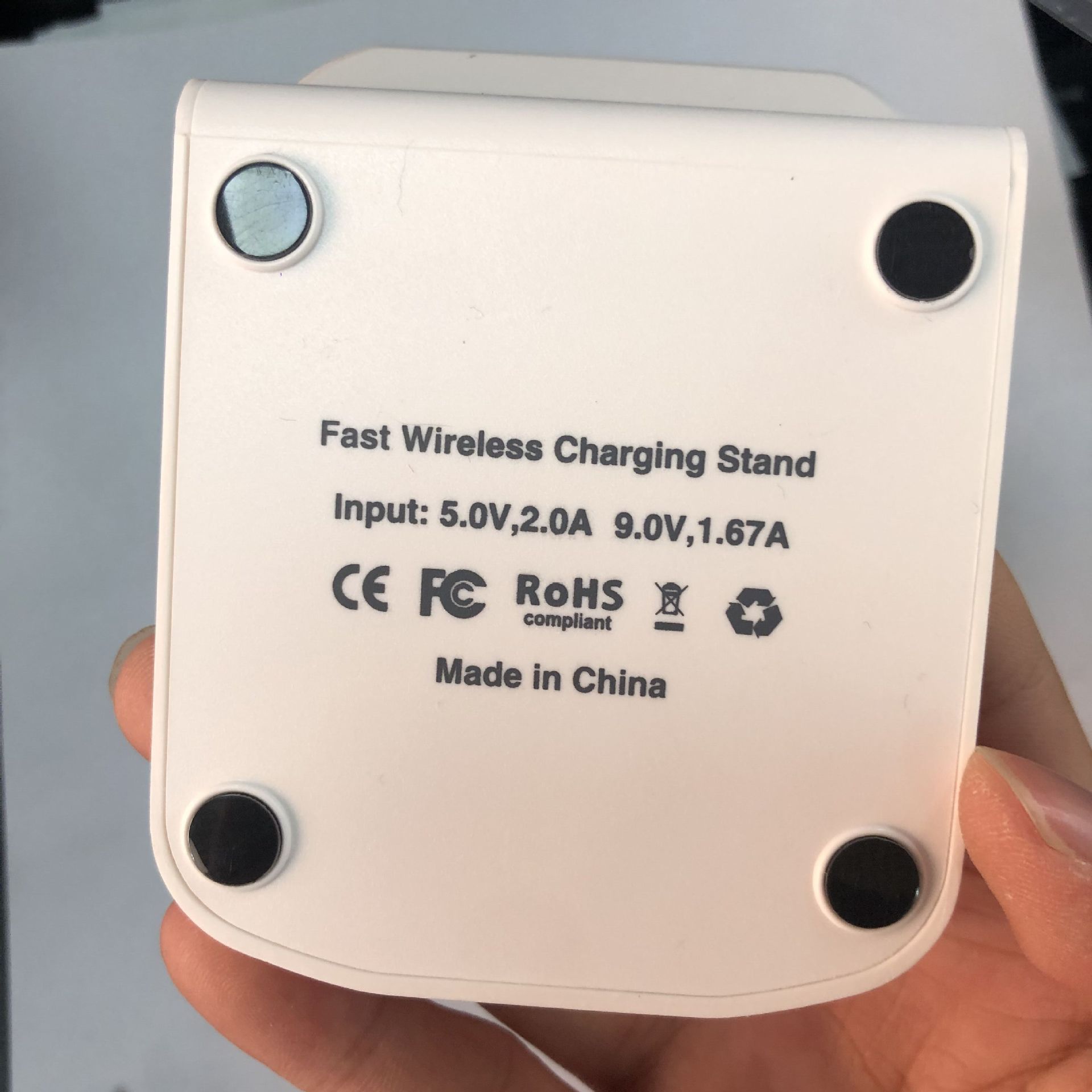ワイヤレス充電スタンド クイックチャージャー Qi iphone apple Android 簡単充電 コンパクト シンプル ギフト プレゼント モノクロ スピード充電 ワイヤレス