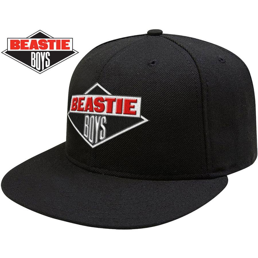 THE BEASTIE BOYS UNISEX SNAPBACK CAP: DIAMOND LOGO/正規品An official licensed unisex cotton Snapback Cap featuring the Beastie Boys 'Diamond Logo' design motif.This high quality headwear is available in a black colourway.Standard snapback cap, with front 3D hi-build embroidered logo.マイクD率いる白人HIP HOP「BEASTIE BOYS」のスナップバック・正規品です。81年NYハードコアシーンから飛び出した彼らは、デフジャムよりリリースした「ライセンス・トゥ・イル」がラップ史上初の全米一位を獲得、 結成から、現在の音楽シーン、カルチャー・シーンに広範囲で影響を与え続けるヒップホップ界の革命児!!フロントに定番のオフィシャル・ロゴのエンボス!!カラー:Black男女兼用です。サイズ:ワンサイズフリー後ろのアジャスターで調節可能となります。正規品ビースティー・ボーイズ/Beastie Boysのアイテム バンドT・ロックTシャツ ロック&ミュージック系フィギュア・TOY