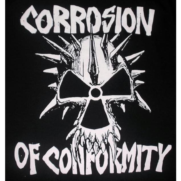 CORROSION OF CONFORMITY, CLASSIC SKULL LOGO TEE 正規品ハード・コアなアティチュードとメタルを融合させ、あのメタリカにも多大な影響を与えた「CORROSION OF CONFORMITY」の Tシャツ「CLASSIC SKULL LOGO MENS TEE 」です!ギラギラのメタリックギターに、厚い音壁と荒削りな独自のヘヴィ・グルーヴを持ち味とする「クロス・オーヴァー」の先駆者!!HCバンドとしてのスタートからの、原子力マークとスカルを融合させたバンドICON!最もベーシックなデザイン!スケーターの方にもお勧めです!正規品メール便送料￥250(1点の場合・代引き不可・紛失事故の補償なし）Sサイズ細身の170cm前後の方に良いかと思われます。肩幅41cm,着丈68cm,身幅46cmMサイズ175cm前後の方に良いかと思われます。肩幅46cm, 身幅51cm, 着丈72cmLサイズ180cm前後の方に良いかと思われます。肩幅50cm, 身幅56cm, 着丈76cmXLサイズ体格のよい方、大きめに着こなしたい方に良いかと思われます。肩幅56cm, 身幅61cm, 着丈78cm多少の誤差はご容赦ください。バンドTシャツ関連