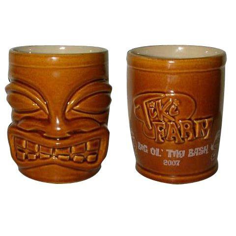 Big Ol' Tiki Bash Commemorative - Well, it only took us 7 YEARS to turn our Tiki mascot & logo into a mug.We wanted to make it "perfect Mai Tai" sized so we finished it off with a suitable overall 12 oz.capacity (which with ice, holds 1 mai-tai just right when mixed to the Trader Vic original recipe).The commemorative art both on the mug as well as the other Big Ol' Tiki bash is done up by the ultra-talented Derek Yaniger.4" in height.オールドサーファー～KUSTOM KULTURE，ロウブロウ系の方にはにおなじみ、ポリネシアンシンボル、TIKI GODのセラミック製マグカップです。Tiki Farm社が7年の歳月を要して2007年にリリース、同社のロゴマークを造形化したこだわりのアイテムです!レギュラーサイズのものより小ぶりのスタンダードなTIKI!内容量はTrader Vicsのオリジナルレシピに対応するサイズ!TIKIマグを集める上ではずせない1点・超入手困難品です!高さ約10cm×直径8cm(外寸)ティキ&ハワイアン/TIKI & HAWAIIAN ティキ・ファーム/TIKI FARMトレーダー・ヴィックス/TRADER VIC'S ティキ・マグ/TIKI MUG