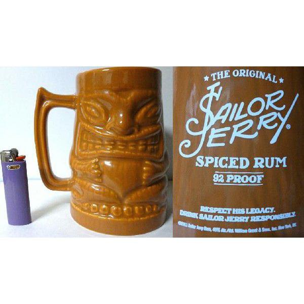 RARE THE ORIGINAL SAILOR JERRY SPICED RUM 92 PROOF RUM MUGMade in USAタトゥーブランドの重鎮、Sailor Jerryのティキマグ・非売品です。ラムのリリース時に生産された販促品ですが、ほとんど出回らない入手困難品!日本にはまずはいってきません。ウォリアー風味のズッシリとしたハンドルマグ、バックにはSailor Jerryロゴ!!欠け、ひび割れ等ダメージはございません。使用感もほとんどないパーフェクト品!実用にも問題なく使用していただけます。ちょっとした小物入れにも◎!!高さ約15.5cm一応、ノークレーム・ノーリターンでお願いいたしますティキ&ハワイアン/TIKI & HAWAIIAN ティキ・ファーム/TIKI FARMトレーダー・ヴィックス/TRADER VIC'S ティキ・マグ/TIKI MUG