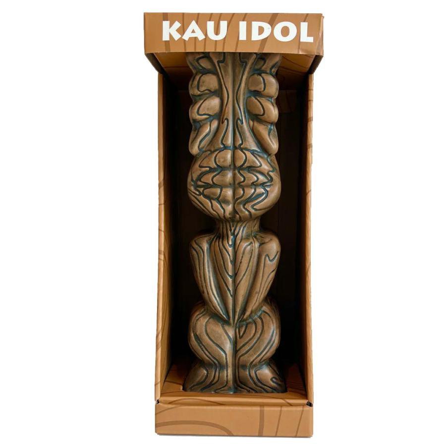 Trader Vic's/Witico Decorが、真のTiki Loverにお贈りする逸品!!伝説の彫刻家、芸術家、デザイナー、そして Witco Decor のオーナー、William Westenhaver)にり1958 年に誕生した「カウ アイドル」。※ElvisのジャングルルームでもおなじみWitcoの一連のファニチャーの代表作ウィリアム ウェステンヘイバーが南太平洋に駐留していた時代や、第二次世界大戦後のポリネシア文化に大きな影響を受け、素晴らしいアートとして生み出されたファニチャー・カービング等のデザインは、ウィリアムの孫娘と義理の息子であるヘザーとケン プレザントに受け継がれ、今日まで素晴らしい作品を彫り続けています。こちらは、1934年創業のポリネシアンレストラン/ラウンジの最高峰、「トレーダー ヴィックス」と Witco Decor のコラボレーションであり、2 人の非常に才能のあるアーティストの芸術性と遺産に対する美しいオマージュとなった、コアなティキ・コレクターのための逸品です。大胆なデザインとトロピカルな雰囲気で、一口ごとに時代を超えた Trader Vic の魔法とアイランダー・スピリットが感じられる作品です。高さ: 11.5 インチで、容量: 28 オンスサイズ:高さ約28.5cmセラミック製