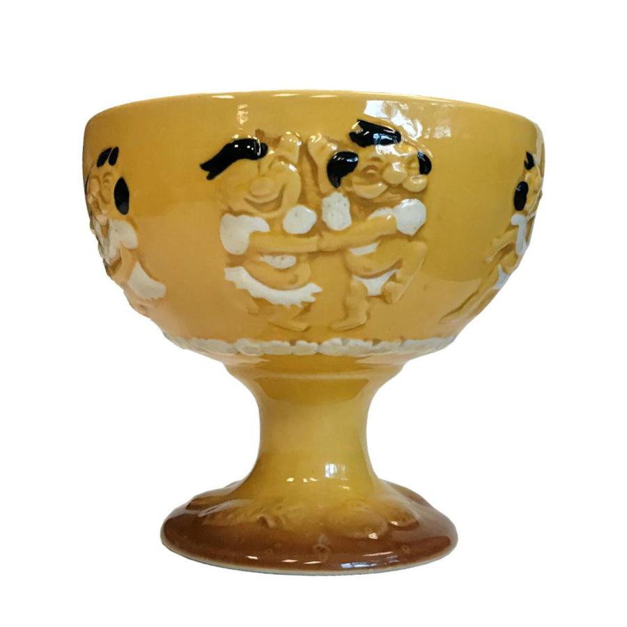 Legendary Hawaiian Menehune's decorate this distinctive bowl.1934年創業のポリネシアンレストラン/ラウンジの最高峰、Trader Vic'sのカクテル・ボウル「MENEHUNE COMPOTE BOWL」新品・正規品です!カクテルに添えられるオリジナルのメネフネ達がボウルの周りに描かれ、キュート ポップでレトロ感のあるイエローベース、全面にオリジナルのメネフネ、 台座部分にはパイナップルや椰子の実を配したBowl!サイズ:高さ約13cm×幅 約14cmセラミック製正規品ティキ&ハワイアン/TIKI & HAWAIIAN ティキ・ファーム/TIKI FARMトレーダー・ヴィックス/TRADER VIC'S ティキ・マグ/TIKI MUG