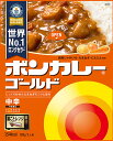 商品名 ボンカレーゴールド＜中辛＞ 規格 180g(1食分) 特徴 おいしさアップ・時短・エコ！「箱ごとレンジ」3つのポイント誰でも簡単・安全に調理できる「箱ごとレンジ」。短い時間でソースも具材もムラなく温まり、おいしさもアップ。お鍋に移し替えたりお湯を沸かしたりする必要がなく、洗い物も少なく済みます。しかも、湯せんするよりもエコ。メインに手間がかからない分、もう1品サラダなどを作る余裕も。みんなにうれしい、ボンカレーの特徴です。 1)肉・油由来のくさみを抑え、スパイスの風味を豊かに！ 2)時間の短縮、洗い物もなし！ 3)レンジ調理でCO2排出量を約84％削減＊！ A)原料の秘密 ・具材に使用する野菜は、国産だけ。 おいしいカレーに欠かせないじゃがいも・たまねぎ・にんじんは、国産のみを厳選して使っています。もちろん遺伝子組み換えのものは一切使用していません。 ・じゃがいもの芽取りはすべて手作業。 じゃがいもはほんのりと蒸したあと専用の機械で皮をむきます。じゃがいもの芽取りはすべて熟練のスタッフによる手作業で入念に行います。下処理が終わった野菜は、鮮度を保つためにすぐ次の工程へと移されます。 ・オリジナルブレンドしたこだわりの自家製ルウ。 ラードと小麦粉を丁寧にローストしてつくりました。 オリジナルブレンドの自家製ルウはまろやかなコクを生み出します。 B)レシピの秘密 ・こだわりのスパイス調合。 「甘口」「中辛」「辛口」「大辛」それぞれの特長を引き出すスパイスとカレー粉は辛味ごとに違うオリジナルのレシピで調合しています。 ・味の基本は、60分ていねいに炒めたあめ色たまねぎ。 ニーダーと呼ばれる蒸気釜に、スパイスや各種原料を入れてカレーソースをつくります。このとき同時に投入されるのがじっくり炒めたあめ色たまねぎ。これによって、ボンカレーならではの甘みやコクを出すことができるのです。 C）レトルトの秘密 ・お肉が均等に入るための工夫。 専用の設備でパウチへ均等に具材、ソースを充填します。 ・世界初のレトルト技術で生まれたボンカレー。 レトルト釜は高温・高圧で殺菌するための機械で、市販用としてつくられたのはボンカレーが世界初。 「レトルト食品＝保存料たっぷり」といったイメージがあるかもしれませんが、密封されたパウチをまるごと殺菌するので、保存料は必要ありません。 D)安全・安心の秘密 ・人の目と機械による徹底チェック。 レトルト釜による加圧加熱殺菌が終わったら、最後の検査工程へ。人の目でしっかり確認したあと、異物・金属が混入していないか検査機器を使ってチェックを行っています。 ・出荷されたあとも、品質管理はまだまだ続く。 さまざまな工程を経て各種検査をクリアしたボンカレーが、1日何万食も出荷されています。 出荷されたあとも、品質管理部門では、食品衛生法で定められた検査のほかに、におい・味などを確認する官能検査や、時間が経過しても品質に変化がないかを確認する経時官能評価といった自主検査を行っています。 E）レンジの秘密 ・フタを開けたら箱ごとレンジ調理！ レンジで調理することで、カレーソースや具材が短時間でムラなく温まり、スパイスの豊かな香りを引き出します。これがボンカレーの「スパイス引き立ち調理」。蒸気口から出てくるカレーの香りに思わずうっとり。 ・レンジ調理だから簡単・便利でしかもエコ！ レンジでチンすれば、お湯で温める場合と比べて、調理時に排出される二酸化炭素量を約84％も低減できます。また、火や熱湯を使わないので、誰でも簡単・安全に調理が可能です。 F）毎日食べても、安全・安心。 表示成分 ＜原材料＞ 野菜（じゃがいも（国産）、にんじん）、ソテーオニオン、牛肉、小麦粉、食用油脂、砂糖、ブイヨン（ビーフ、チキン、ポーク）、チャツネ、食塩、カレー粉、カレーペースト、りんごペースト、脱脂粉乳、乳等を主要原料とする食品、香辛料、ソテーオニオンエキス、酵母エキス、エシャロットペースト／増粘剤（加工デンプン）、調味料（アミノ酸等）、カラメル色素、酸味料、パプリカ色素、リンゴ抽出物、香料、（一部に小麦・乳成分・牛肉・大豆・鶏肉・バナナ・豚肉・りんごを含む） ＜栄養成分表示＞ 1人前（180g）当たり（推定値） ■エネルギー：154kcal ■たんぱく質：4.3g ■脂質：6.5g　■炭水化物：20.7g（糖質：18.5g、食物繊維：2.2g） ■食塩相当量：2.3g その他栄養成分等 （参考値）カリウム：205mg、リン：46mg アレルギー表示 特定原材料7品目 小麦、乳成分 特定原材料に準ずるもの21品目 牛肉、大豆、鶏肉、バナナ、豚肉、りんご 使用方法 ＜調理方法＞ ○フタをあけ、箱ごとレンジで2分温めてください。 保存方法 直射日光・高温多湿を避け、涼しい場所に保管してください。 広告文責 株式会社　村源 019-623-1211 製造元 大塚食品株式会社 区分 ドライ系食品お客様のご注文確認後に、【発送にお時間を頂く商品】【リニューアル品・製造中止品】の確認を致しまして、弊社より、ご連絡を差し上げる場合がございます。ご了承くださいませ。※商品リニューアル等により、予告なくパッケージ及び容量は変更となる場合があります。【宅急便】※トップページの【お支払・送料】を必ずご確認ください。