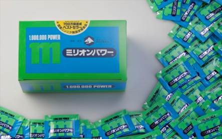 商品名 ミリオンパワー 規格 360g（3g×120袋） 特徴 ●古くより食されているが、「悪臭が出る」「多く食べると生食の害がある」等の弊害もある。 ●多くの人々に愛用されるために、ニンニク本来の栄養成分を壊すことなく無臭での商品開発。 ○ニンニクの悪臭がない。（ニンニクの栄養成分のみ抽出して粉末化） ○いつでもどこでも水なしで手軽に飲める。（1袋3gの分包タイプ） ○リピート率が高い。（60％以上の人が継続的に利用） ○生ニンニクのような刺激が少ない。（お子様・胃腸の弱い方でも安心して飲める） ○ニンニク本来の栄養成分が手軽に補給できる。 疲労回復に、体力強化に、肌荒れ対策に、風邪予防に、夏バテ予防に 目安量お召し上がり方 ●2〜3袋程度を目安に水またはお湯でお召し上がり下さい。 ●牛乳・ヨーグルト・ジュース・コーヒーなどに溶かしてもおいしく召し上がれます。 ●開封後は、速やかにお召し上がり下さい。 保存方法 直射日光・高温多湿を避けて、冷暗所にて保存して下さい。 注意事項 ○お子様の手の届かないところに保管してください。 ○色調等が異なる場合がありますが、品質には問題ありません。 ○食品によるアレルギーが認められる方は、原料名をご確認ください。 ○食生活は、主食・主菜・副菜を基本に食事のバランスを。 ○ご使用中体調がすぐれない場合は一時使用を中止してください。 原産国 日本 成分 ブドウ糖、乳糖、にんにく抽出物、卵殻カルシウム、環状オリゴ糖、ビタミンC、ビタミンB2、ビタミンB1（原料の一部に大豆由来のものを含む） 栄養成分表示 （1袋中/3g） エネルギー 11．04kcal たんぱく質 0．006g 脂質 0．009g 炭水化物 2．733g ナトリウム 0．15mg 広告文責 株式会社　村源 019-623-1211 発売元 ミリオン株式会社 区分 食品　無臭にんにくお客様のご注文確認後に、【発送にお時間を頂く商品】【リニューアル品・製造中止品】の確認を致しまして、弊社より、ご連絡を差し上げる場合がございます。ご了承くださいませ。※商品リニューアル等により、予告なくパッケージ及び容量は変更となる場合があります。【宅急便】※トップページの【お支払・送料】を必ずご確認ください。