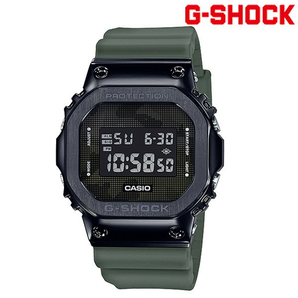 【G-SHOCK】ジーショックの時計。1983年の誕生以来タフネスを追求し進化を続けるG-SHOCKのスクエアデザイン「5600シリーズ」から、メタル素材を採用した新たなモデルが登場。今回のモデルは、ケース内部に樹脂素材を、ベゼルカバー部分に硬質なステンレス素材を採用することで、軽量で快適な着け心地を保ちながら、高い質感を引き出しました。また、反転液晶を採用することでよりシックな仕上げにしています。初代から受け継がれるコンセプトはそのままに、時計としてのクオリティを追求し外装や装着性の進化に磨きをかけたNew5600シリーズの登場です。≪商品詳細≫■サイズ目安■・ケースサイズ (H×W×D): 49.6×43.2×12.9mm・質量：73g■仕様■・無機ガラス・耐衝撃構造（ショックレジスト）・ブラックIP（ベゼル部）・20気圧防水・ケース・ベゼル材質： 樹脂／ステンレススチール・樹脂バンド ・ストップウオッチ（1/100秒（00'00