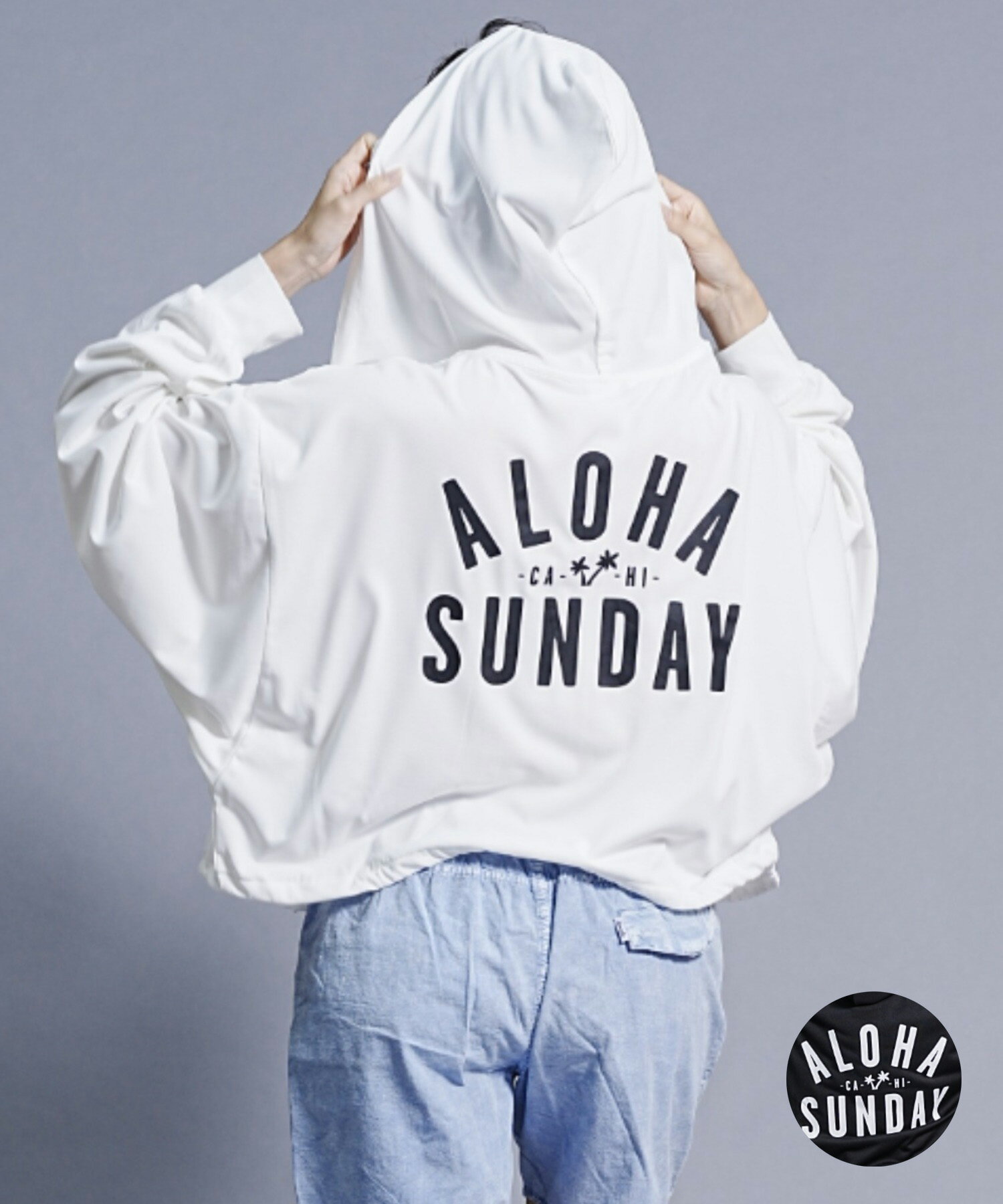 サーフ、ファッション、アートにインスパイアされたカリフォルニア発セレクトショップALOHA SUNDAY（アロハサンデー）。ALOHA SUNDAY（アロハサンデー）は、ハワイ出身のカハナ・カラマとサンディエゴ出身のビリー・ウィッキンズが2011年5月にサンディエゴにてOPENしたセレクトショップです。●羽織るだけで暑い日差しから肌を守ります。●普段着としても使用できる水陸両用アイテム。●長時間外にいなくてはいけない時も、紫外線から肌を守ります！●キャンプやカヌーなどの屋外アクティビティなど、様々なシーンで使える1着あれば安心の万能パーカーです。●お洒落しながらしっかりと紫外線や日焼けを防止でき、サーフィンではもちろん、スポーツ・アウトドア・フィットネスなどでも活躍するアイテムです。●海水浴やプール、野外ライブ、BBQ、バーベキュー、キャンプ、川遊び、夏フェス等のレジャーシーンにおすすめのラッシュガードです。≪商品詳細≫■素材■ポリエステル：100%