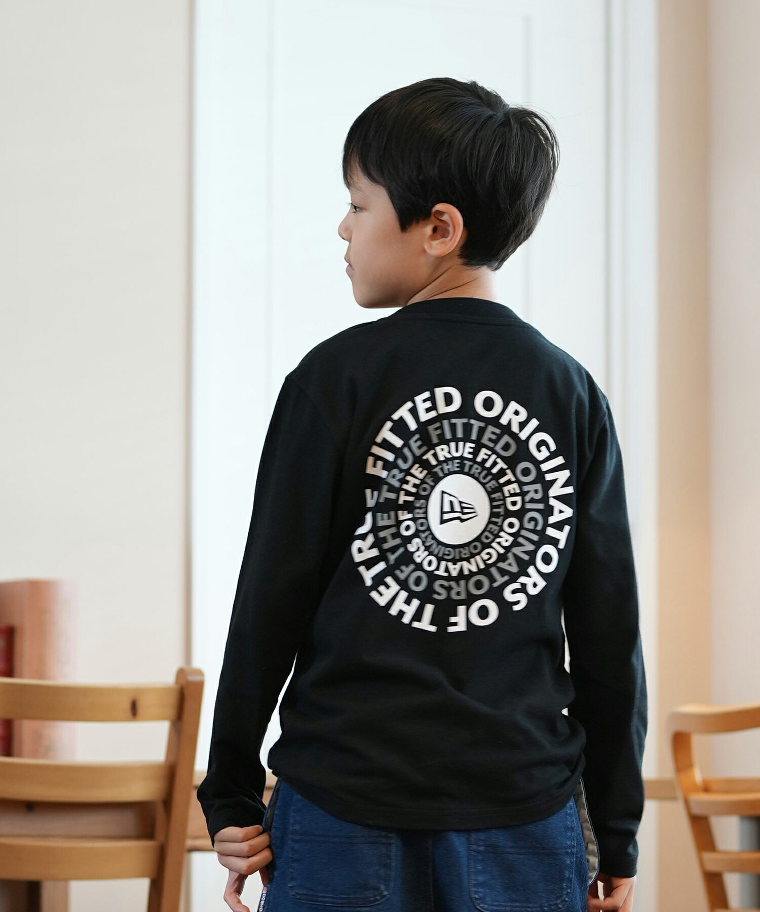 NEW ERA ニューエラ 長袖 Tシャツ キッズ ロンT バックプリント Youth 長袖 コットン Tシャツ Circle OOTTF ブラック 14325136のサムネイル