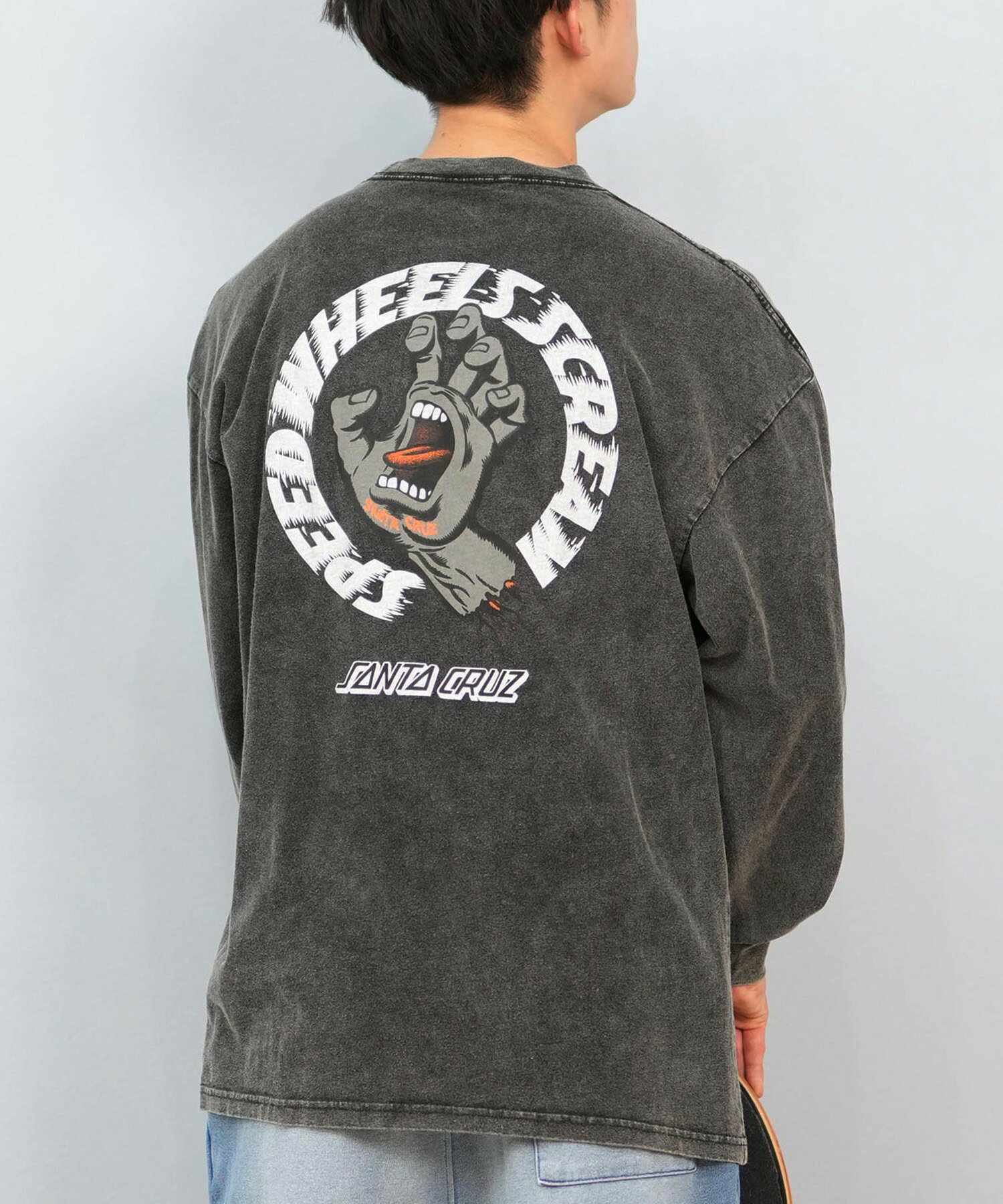 【スケーター必見!!ストリートのマストアイテムSANTA CRUZのバックプリントTee!!】→こちらの商品はムラサキスポーツ限定商品です。●カジュアルに着こなせやすいオーバーサイズのロンTee●杢グレーをベースに9タイプのバックプリントを用意●最初から柔らかいコットン100%の生地を使用●SANTA CRUZの「スクリーミングハンド」をベースに多彩なグラフィックデザインをプリント●胸元にもSANTA CRUZのロゴをプリント≪商品詳細≫■素材■コットン100%■サイズ目安■【M】身幅：58.5cm 肩幅：55.5cm 着丈：70.5cm そで丈：57.5cm【L】身幅：60.5cm 肩幅：57.5cm 着丈：75.5cm そで丈：58.5cm【XL】身幅：63.5cm 肩幅：61.0cm 着丈：76.5cm そで丈：59.0cm■モデル着用サイズ■model：H181 着用サイズ：L