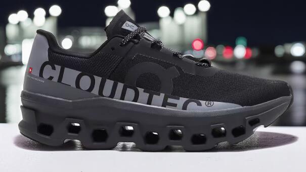 Onシューズの中で最もキッチュなシューズに、さらなる注目を集めるモデルが登場です。 Cloudmonster Lumosは、すでに異彩を放つCloudmonsterのディテールに、強い反射機能を追加した1足です。 巨大なCloudTec®に...