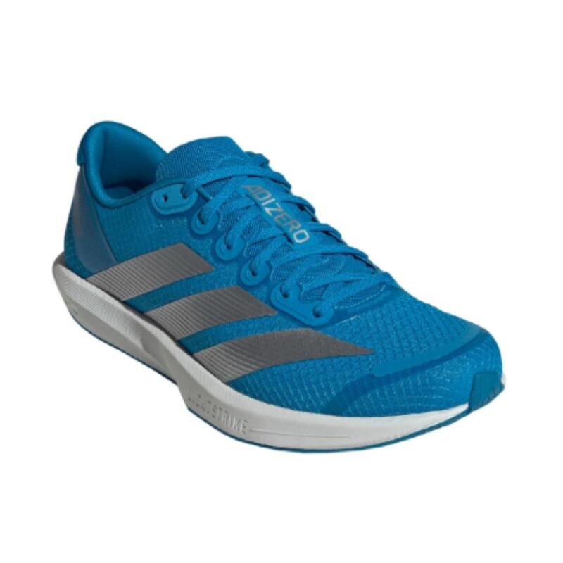 ダイナミックな動きを実現するLightstrikeクッショニングを搭載したランニングシューズ。 adizero BK ランニングシューズを紹介しよう。 スピードと敏捷性を求める人のためにデザインされた、ダイナミックなランニングを体験できる一足。 軽い。スピード。ダイナミックで軽量な動きを実現するように設計された超軽量ミッドソールで、次世代のスピードを再定義するadidasのLightstrikeを搭載。 耐久性に優れ、高いカバー力を発揮するアディウェアのラバーアウトソールが、信頼できるグリップ力とパフォーマンスを叶える。 軽量で通気性を高めるメッシュアッパーと、パッド入りのヒールとシュータンで、長時間のランニングでも快適な履き心地が続く。 前足部と後足部のスタックが低く、地面との距離を近く感じられる。 レースに向けたトレーニングに励むときも、軽めのジョギングを楽しむときも、目的地までの走りをサポートするようデザインされている。 ・レギュラーフィット ・シューレース ・テキスタイルアッパー ・テキスタイルソックライナー ・Lightstrikeミッドソール ・アディウェア ラバーアウトソール ・ミッドソールドロップ/6mm ( ヒール/24mm、前足部/18mm ) ・素材：アッパー/合成繊維,アウトソール/ゴム底 ・商品番号：JQ1679 ・色：ダスキーインク/シルバーメタリック/ルシッドレッド