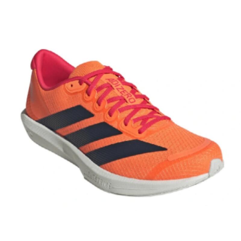 ダイナミックな動きを実現するLightstrikeクッショニングを搭載したランニングシューズ。 adizero BK ランニングシューズを紹介しよう。 スピードと敏捷性を求める人のためにデザインされた、ダイナミックなランニングを体験できる一足。 軽い。スピード。ダイナミックで軽量な動きを実現するように設計された超軽量ミッドソールで、次世代のスピードを再定義するadidasのLightstrikeを搭載。 耐久性に優れ、高いカバー力を発揮するアディウェアのラバーアウトソールが、信頼できるグリップ力とパフォーマンスを叶える。 軽量で通気性を高めるメッシュアッパーと、パッド入りのヒールとシュータンで、長時間のランニングでも快適な履き心地が続く。 前足部と後足部のスタックが低く、地面との距離を近く感じられる。 レースに向けたトレーニングに励むときも、軽めのジョギングを楽しむときも、目的地までの走りをサポートするようデザインされている。 ・レギュラーフィット ・シューレース ・テキスタイルアッパー ・テキスタイルソックライナー ・Lightstrikeミッドソール ・アディウェア ラバーアウトソール ・ミッドソールドロップ/6mm ( ヒール/24mm、前足部/18mm ) ・素材：アッパー/合成繊維,アウトソール/ゴム底 ・商品番号：JQ1678 ・色：Lucid Orange/aurora ink/lucid red
