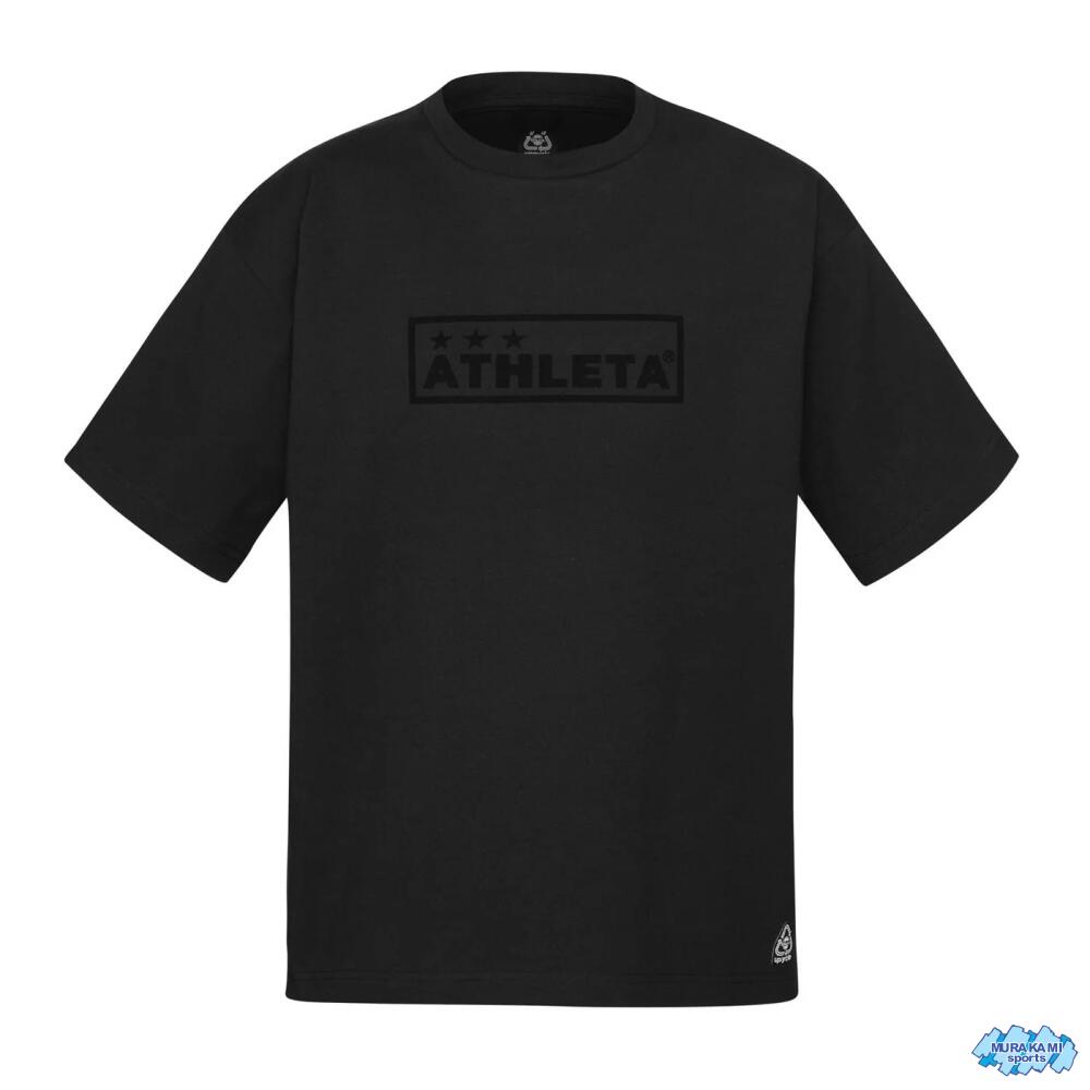 大人気サッカーブランド『アスレタ』のTシャツ！ 表にアスレタのロゴが入ったシンプルなTシャツ。 ブラジルコットンxリサイクルポリエステルを使用したアスレタオリジナル素材。 スポーツシーンはもちろん、肌触りが良いので普段着としてもオススメです。 ■ カラー 70 (BLK) ■ 素材 天竺 (綿60%、ポリエステル40%) リブ (綿100%)