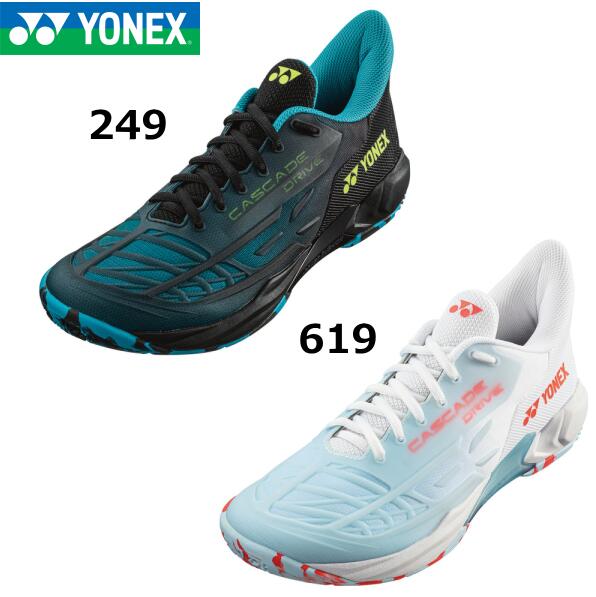 メーカー：ヨネックス YONEX カテゴリー：バドミントン 種目：シューズ 商品名：パワークッションカスケードドライブ 商品コード：SHBCD2 カラー：249(クリアーブラック)　619(ホワイト／ウォーターブルー) 素材アッパー:合成繊維 ミッドソール:合成樹脂 アウトソール:ゴム底 3E設計 機能 ・パワークッション® ・インナーブーティ構造 ・ダブルラッセルメッシュ ・デュラブルスキン ・トウアシストシェイプ ・ラウンドソール™ ・ラディアルブレードソール ・低反発インソール(機能） TECHNOLOGY ・パワークッション® 衝撃吸収性と反発性を併せ持つ「軽く、疲れにくい」衝撃吸収反発素材。ヨネックス独自の衝撃吸収材です。 ・インナーブーティ構造 タングと履き口を一体化。重なりを無くすことで、足とシューズとの隙間をなくし、フィット性を高める。 ・ダブルラッセルメッシュ 通気性・クッション性に優れ、柔らかく足を包み込むメッシュ素材 ・デュラブルスキン 耐摩耗、保形力に優れ、主に前足部に採用し、横ブレ・変形が少なく耐摩耗性も併せ持つ ・トウアシストシェイプ 親指の圧迫感を解消したつま先設計とし、かつ、中足部とかかと部のサポート性を高めることで、シューズ内の足のズレを抑え、パワーロスのない素早いフットワークを実現。 ・ラウンドソール™ アウトソール外周の内側とかかと部に丸みを持たせ、自然な着地と蹴りだし時のパワーロスを軽減し、素早くスムーズなフットワークを実現。 ・ラディアルブレードソール 変形の大きいエリアと小さいエリアを組み合わせた放射線形状を細かく配置することで負荷を分散させ、グリップ性が約3％向上※。瞬時のダッシュやストップをサポートするグリップ性を実現。※ヨネックス（株）調べ 低反発インソール フィット感を高め、より快適に長くプレーできる