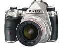 発売日：2021年12月17日【セット内容】・PENTAX　K-3 Mark III シルバー ボディキット APS-Cフラッグシップデジタル一眼レフカメラ　×1・PENTAX HD PENTAX-DA 20-40mmF2.8-4ED Limited DC WR シルバー 標準ズームレンズ　×1【PENTAX K-3 Mark III の特長】■視野率約100％、ファインダー倍率約1.05倍の光学ファインダー視野率約100％、倍率約1.05倍[FA F1.4/50mm・∞]の光学ファインダーを搭載しています。新開発の高屈折率ガラスペンタプリズムを採用することで、アイレリーフを確保しつつフルサイズ機に匹敵する大きな視野を実現するとともに、ディストーション補正レンズの採用やコーティングの最適化により、歪みがないクリアで自然なファインダー像が得られ、明るさは「PENTAX K-3 II」と比較して約10%アップしています。■有効約2573万画素の高精細画像と最高ISO感度160万の超高感度性能を実現さらなる高画質を追求し、APS-Cサイズ相当で有効約2573万画素の高精細な画像が得られる、ローパスフィルターレス仕様の裏面照射型CMOSイメージセンサーを新たに採用しています。加えて、新開発の高性能画像処理エンジン『PRIME V』、『アクセラレーターユニットII』を搭載し基本デバイスを一新、低感度域から超高感度域まで全域で高い解像感を維持しながら、徹底的にノイズを抑えた高画質画像を実現しています。また、高感度ノイズの低減処理性能を飛躍的に高めることで、最高ISO感度160万の超高感度性能を実現し、撮影可能領域を大幅に拡大しています。■5軸・5.5段の高性能手ぶれ補正機構『SR II』 カメラ本体に内蔵した手ぶれ補正機構『SR II』（Shake Reduction II）により、望遠撮影時や、フラッシュOFF撮影、夕暮れ時の風景など、手ぶれを起こしやすい撮影条件でも、手ぶれを効果的に補正します。一般的な角度ぶれ（水平、垂直方向の2軸）に加えて、マクロ撮影時に発生しやすいシフトぶれ（水平、垂直方向の2軸）や、回転ぶれの補正にも対応しています。また、ゆっくりと動く被写体の撮影にも対応した『流し撮りモード』を新たに備えています。■新・カスタムイメージ「里び（SATOBI）」新たなカスタムイメージ「里び（SATOBI）」を搭載。 シアンがかった青、くすんだ黄色、褪せたような赤色など、60〜70年代のカラー写真の風合いにも似たカスタムイメージ。独特な赤の表現は、人物撮影などにも向いています。カスタムイメージの設定画面にトーンカーブ表示を追加。詳細設定で「キー」「コントラスト」「コントラスト（明部）」「コントラスト（暗部）」の値を変更すると、設定値に応じてトーンカーブに反映され、より直感的に画づくりのパラメーター調整が可能です。■その他の特長 ・超解像技術『リアル・レゾリューション・システム』 ・偽色・モアレの発生を解消する『ローパスセレクター』 ・直感的なタッチ操作が可能な3.2型約162万ドットの高精細な液晶モニターを搭載 ・高精度なAFが可能な新開発の位相差AFシステム『SAFOX（サフォックス）13』 を搭載 ・最高約12コマ/秒の高速連続撮影 ・防塵・防滴構造の小型堅牢ボディ ・多彩な設定が可能な4K動画撮影機能 ・Bluetooth＆無線LANのデュアル通信【HD PENTAX-DA 20-40mmF2.8-4ED Limited DC WR（シルバー）標準ズームレンズ の特長】最新の HD コーティング・円形絞り・防滴構造を採用した、広角から中望遠までをカバーできる一本。肉眼に近い自然な見え方を中心に、広角から中望遠までをカバー。風景やポートレートなど多彩なシーンに対応する、常用に適した2倍ズームレンズです。最新のレンズらしく、高精細に解像しながらも、柔らかな描写が特長です。防滴構造を採用しており、防塵・防滴構造のペンタックスデジタル一眼カメラとの組み合わせに最適です。●レンズタイプ　標準ズーム●焦点距離（35ミリ判換算） 20-40mm（30.5-61.5mm）●開放絞り値　F2.8-4●最小絞り　F22-32●画角　70°-39°●レンズ構成　8群9枚●絞り羽根枚数　9枚●最短撮影距離　0.28m●最大撮影倍率　0.20倍●フィルター径　55mm●最大径 x 長さ　71 x 68.5 mm●質量　283g（フード付：約291g） 商品情報 有効画素数約2573万画素レンズ構成8群9枚記録画素数（静止画）JPEG:L(26M:6192x4128)、M(15M:4752x3168)、S(9M:3648x2432)、XS(2M:1920x1280) RAW:(26M:6192x4128)記録画素数（動画）4K(3840x2160、30p/24p)Full HD(1920x1080、60p/30p/24p)シャッタースピードオート:1/8000秒〜30秒、マニュアル:1/8000秒〜30秒(1/3EVステップまたは1/2EVステップ)、バルブ (タイマー露光設定可能:1秒〜20分)ホワイトバランスオートWB、太陽光、日陰、曇天、蛍光灯(D:昼光色、N:昼白色、W:白色、L:電球色)、白熱灯、CTE、マニュアル(3種類登録可)、色温度設定(3種類登録可)、撮影画像設定液晶モニター3.2型 約162万ドット TFTカラーLCD、広視野角タイプ、エアギャップレス強化ガラス タッチパネル対応記録媒体SD、SDHC、SDXCメモリーカード(SDHC、SDXCメモリーカードはUHS-I/UHS-II規格に対応) ※UHS-IIはスロット1のみインターフェースUSB端子(USB Type-C)、ケーブルスイッチ端子(φ2.5mm)、Xシンクロソケット、HDMI端子(タイプD)、マイク端子、ヘッドホン端子大きさ（幅×高さ×奥行mm）約134.5mm(幅)×103.5mm(高)×73.5mm(厚) (突起部を除く)重さ約820g (バッテリー、SDカードを含む)約735g (本体のみ) K3Mark3+2040KIT　