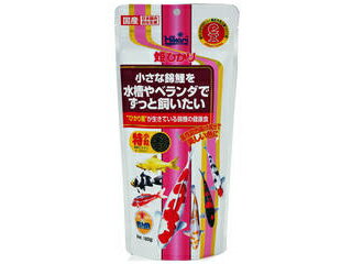 ・水槽飼育でも水を汚さない生きた“ひかり菌”が錦鯉の腸内で活性化。餌を消化吸収しやすい形に分解し、フンの量を減らします。さらにフンとともに生きたまま排泄され、フィルターの汚れを分解します。・均等に給餌しやすい成長に偏りが出ないよう、水面に広がりすべての錦鯉が均等に摂餌できる粒サイズに仕上げました。・美しい体型を維持栄養バランスに優れ、適正量を給餌することで痩せることなく美しい体型を維持できます。・美しい色彩を保つ高品質の色揚げ成分スピルリナを豊富に配合し、色あせしやすい水槽飼育においても錦鯉の美しさを保ちます。・健康をサポート“ひかり菌”が錦鯉の腸内細菌のバランスを整えます。【原材料】フィッシュミール、小麦粉、かしこ、大豆ミール、ビール酵母、スピルリナ、小麦胚芽、とうもろこし、乳化剤、海藻粉末、米ぬか、ガーリック、アミノ酸(メチオニン)、生菌剤、カロチノイド、ビタミン類(塩化コリン、E、C、イノシトール、B5、B2、A、B1、B6、B3、葉酸、D3、ビオチン、B12)、ミネラル類(P、食塩、Fe、Mg、Zn、Mn、Cu、I) 商品情報 保証成分粗蛋白質40％以上、粗脂肪4％以上、粗繊維2％以下、水分10％以下、粗灰分12％以下、リン0.7％以上給与方法1日1回、すべての鯉が均等に食べることができるように1度にまとめて投入してください。水温12℃以下では、表の半分程度の量を3〜7日に1度与えてください。賞味期限3年原産国または製造地日本 808392000　