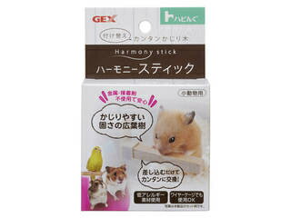 ・低アレルギー素材でかじりやすい固さの広葉樹を使用。・金属・接着剤不使用。・差し込むだけでカンタンに交換！・ワイヤーケージでも使用OKの取り付け器具採用。【諸注意】・ペットの性格やクセ、噛む力により、本体を壊してしまう場合があります。ペットの性質をよくご理解の上、ご使用ください。・本製品は小動物の安全を考慮し、漂白処理を行わず天然木をそのまま使用しています。・ペットたちがかじっていくうちにネジがゆるむことがありますので、その時はしっかりと固定してください。 商品情報 材質本体・ネジ：HIPS、かじり木パーツ：天然木組立サイズ約12.5×2.5×4.2cm原産国または製造地インドネシア 815231000　