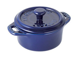 halloween-kitchen staub ストウブ セラミックラウンドミニココット／40510－786　ブルー　 プロユース（業務用）として販売されている国内正規販売ルートの商品です。家庭用に付属されている生涯保証書（シリアルナンバー）は付属されておりません。予めご了承