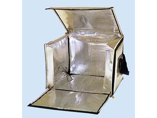 A-3 サイズ（内寸）mm 開口部×奥行×高さ450 350 H450、 70L 表面積1.04cm2●優れた遮光、断熱効果・・・吸湿による断熱性能の低下はありません。●抜群な強度・・・　傷みやすい底部やコーナーには各々シート、テープで補強しています。●折りたたみもOK・・・　収納スペースをとりません。●経済性バッチリ・・・　ドライアイスや蓄冷剤の大幅な節約になります。　材質：ポリエチレン、アルミニウム6041400　