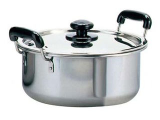内径39cm 21.0L 外径420mm 深さ185mm 底径350mm 3.7kg 板厚：1.0mm〈特長〉1．熱源を選びません。18-0ステンレススチール鋼モリブデン入り・チタン添加されているため歪みが少なく、18-8ステンレススチールに比べ熱伝導が良く、電磁調理器にも対応し直火から間接熱源まで100％使用できる実用鍋。2．さびにくく保温性が高い。18-0ステンレススチール鋼モリブデン入り・チタン添加されているため、18-8ステンレスよりも耐蝕性があり厚板使用しているため保温性にも優れている実用鍋。3．場所を取らない積み重ね収納。収納を考え、同サイズでも異なったサイズでも積み重ねて収納できる実用鍋。※商品損傷のおそれがあるため空炊きはしないで下さい。（変色や歪みを発生することがあります。）7041500　