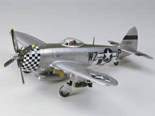 【 リパブリック P-47D サンダーボルト バブルトップ について 】 優れた高速性能や高々度性能を備える戦闘機としてドイツ本国へ向かう爆撃機の長距離護衛任務に出動。さらに新鋭戦闘機P-51マスタングの登場以降は1トン以上という搭載能力を活かして地上攻撃任務に猛威を振るったP-47Dサンダーボルト。このP-47Dは生産途中からキャノピーが視界の広いバブルタイプに換装され、機内燃料タンクの容量も増加されるなど、様々な改良が加えられました。P-47D バブルトップ は、タフでバランスの取れた戦闘爆撃機として実力を示し、サンダーボルトの評価を決定づけたのです。【 模型について 】 ●アメリカ陸軍航空隊の戦闘爆撃機、P-47Dサンダーボルトのプラスチックモデル組み立てキットです。 ●1/48スケール、全長230mm、全幅259mm。P-47Dの中でもバブルタイプのキャノピーを備える後期の生産型をモデル化。太い胴体や大出力エンジンを包むカウリングなど量感あふれるスタイルをリアルに再現しました。 ●主翼フラップは別パーツとしてアップ、ダウン状態を選択可能。プロペラは4種類を用意。 ●3種類の増槽、500ポンド爆弾やロケット弾ランチャーなどの兵装パーツも豊富にセット。 ●パイロットの人形1体、デカール2種類付き。61090　