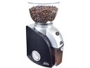 コーヒーの美味しさは正しい挽き方から始まりますコーヒー豆の旨味や香りを最大限に引き出すソリスのコーヒーグラインダー■コーン式本格派コーヒーグラインダー■おいしいコーヒの味わいは正しいコーヒーの挽き方で始まります。21段階の粒度設定と高品質硬化ステンレス製ダブルギアコーン式挽き刃採用！様々なコーヒーに対応する本格派理想的なコーヒーグラインダー。■21段階粒度設定ダイヤル式で、極細挽きから粗挽きまで、21段階の細かい粒度設定ができます。■ダブルギアコーン式挽き刃硬化ステンレス製の挽き刃とダブルギアコーン式で豆をムラなく、均一に挽きます。■ダブルリダクションギア機能上下の刃で低速回転で豆を惹くことにより、豆本来の持つアロマを引き出します。■ダイヤル式タイマー機能便利なタイマー設定で挽きたい量をコントロールできます。■大容量のホッパー約300gの豆が入る大容量のホッパー。多めに入れても、挽き残った豆もそのまま保管し、次に挽くことができます。 商品情報 電源AC100V 50/60Hz消費電力135W定格時間1分サイズ13.5 (W) x 17.0 (D) x 28.5 (H)cm質量約 1.5Kgホッパー容量約 300gコンテナ容量約 70g付属アクセサリークリーニングブラシ素材本体（ABS）、ホッパー（SAN）、コンテナ（SAN）、挽き刃（硬化ステンレス鋼SUS402）電源コードの長さ約1.2m SK1661　