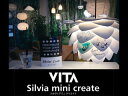 VITA Silvia mini Create は、単なる照明ではありません。ランプシェードをあなた好みのパターンにクリエイトすることができます。シルヴィアミニの羽の形にミシン目が入った、A4 用紙があなたのクリエイティブなキャンバスとなります。アクリルペイント、水性ペン、スプレーペイント他、多様なペイント用品を使い世界に一つだけしかないあなただけのデザインのランプシェードが作れます。　 商品情報 材質紙 , アクリル対応電球E26/60 形相当× 160 形相当× 1全高：1338mm　コード：3000mm重量約 1.1kgスタンド色ホワイト備考組立式 , 白熱電球使用不可 , LED 電球推奨 , フランジカバー別売 , 電球別売 02100-TF-WH