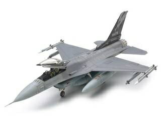 アメリカ空軍の戦術を支える多用途戦闘機、F-16は優れた基本設計と段階的な改良によって進化を遂げてきました。その中でも1986年に配備が開始されたブロック25は、新型レーダーやCRTディスプレイが採用され、ECM装置を収めるため垂直尾翼付け根のフェアリングを大型化するなど各部を大幅に変更、単座型にはC型の呼称が与えられました。さらに1987年に引き渡しが開始された改良タイプでは、エンジンが従来のP&W社製F100に加えGE社製F110も選択可能となり、P&W社エンジン搭載機はブロック32と名付けられたのです。同時に将来の発展を考慮した改良が施されたF-16Cブロック25/32は、その後に続くシリーズの成功の基礎となり、21世紀初頭も主に空軍州兵に配備。その戦力の中核を担っています。 【 模型要目 】 アメリカ空軍州兵に所属するF-16Cブロック25/32のプラスチックモデル組み立てキットです。 ●1/48スケール、全長316mm、全幅197mm。優れた空力性能を備える流麗な姿を忠実に再現。 ●開口部が小さなエアインテークやP&W社製エンジンのノズル、小径タイヤを装着した主脚柱などブロック25/32の特徴を余すことなくモデル化。 ●水平尾翼はポリキャップによる可動式、主翼フラッペロンはアップ、ダウンを選べます。 ●AIM-120CやAIM-9M/Xなどの空対空ミサイルに加え、GBU-12レーザー誘導爆弾やライトニングII目標補足ポッド、センタータンクやウイングタンクなどアクセサリーも豊富にセット。 ●パイロット人形1体付き。ヘルメットは従来型に加えミサイル照準装置付きも用意。 ●カリフォルニア空軍州兵司令機などカラフルなマーキング3種類をセット。 ※全長=316 mm　写真はキットを組み立て、塗装したものです61101　