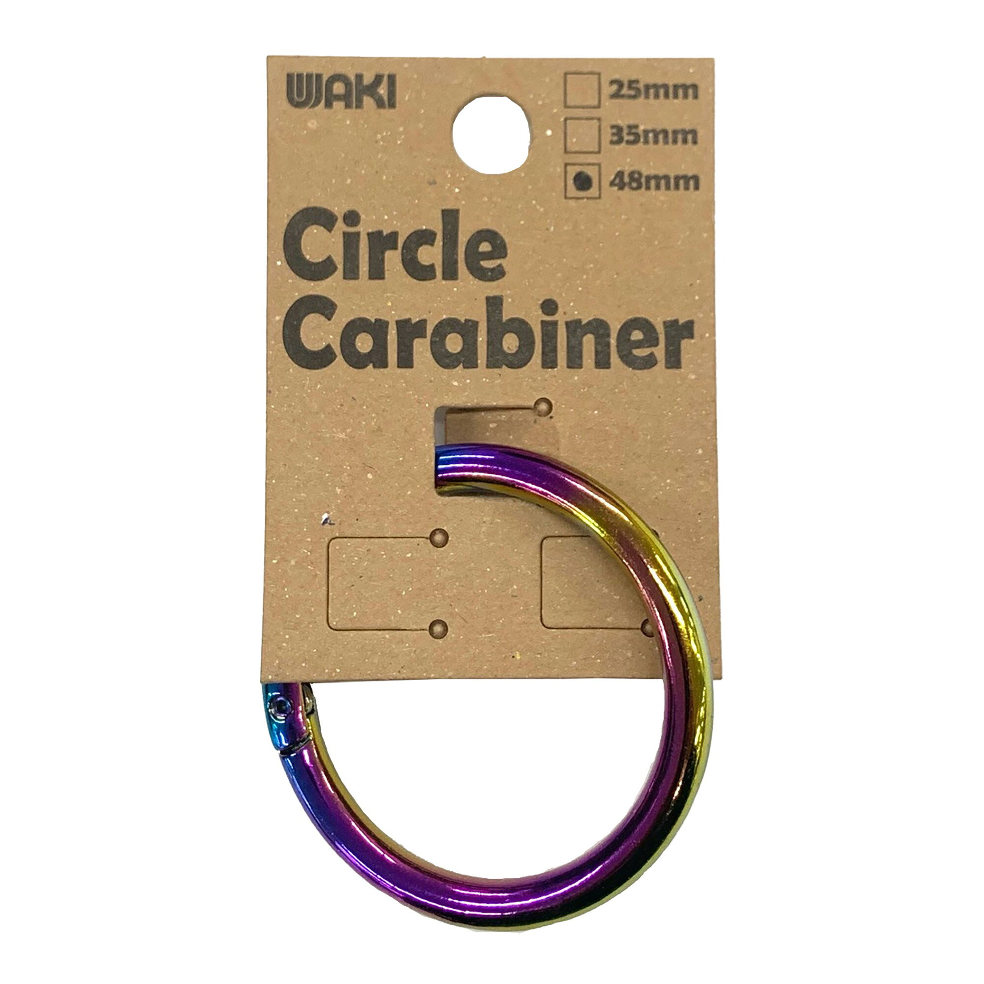 【メール便対応可10個まで】 【用途】カギのリングとしてスマホストラップにキーホルダー、バッグチャームにチャックに【商品説明】D型カラビナと違い、円形で引っかかる場所が無いため、取り回しがよい。形もオシャレ。カギをまとめるのに二重リングのかわりに丸型カラビナを。スマホの肩掛けストラップのカラビナを好きな色に交換したり、壊れてしまった時の交換需要に。丸型の方が口が広く、キーホルダーやバッグチャームをカバンの取っ手に付けるのに最適。ワイヤレスイヤホンをリュックに引っ掛けたり。小さくて掴みにくいチャックの取っ手を持ちやすくしたり、アクセサリーとして。工具、ビッドの腰掛けに。 商品情報 カラーレインボーサイズ外径サイズ(mm)：48材質亜鉛合金 WMK-052　