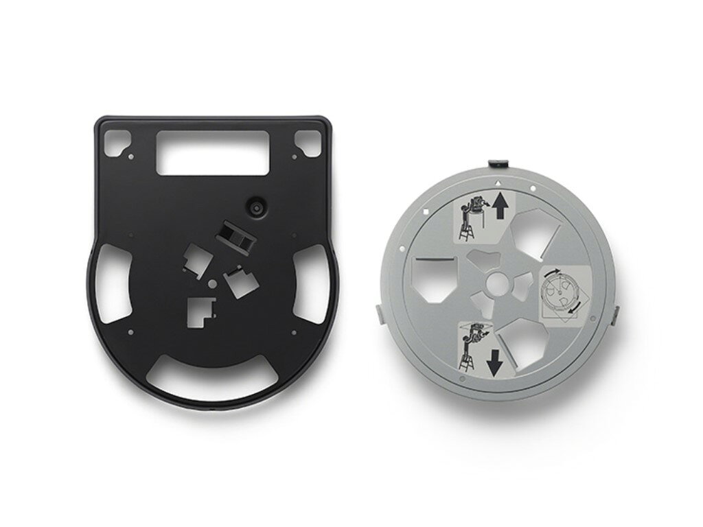 ILME-FR7/ILME-FR7K専用の天井取付金具です。ILME-FR7には画像の左右反転機能が搭載されていません。天吊時は本体背面を正面に向けて設置する必要がありますのでご注意ください。天吊りの状態時は、ILME-FR7のWebアプリケーションメニューから[Ceiling設定]を[ON]に切り替えることで、据え置き設置の状態と同じ左右・上下方向でのパン・チルト操作が可能です。■FR7専用の別売天吊取付金具■外形寸法:約203mmx237mm(突起部除く)■質量:約802g(付属品含む)■付属品:ボディブラケット、シーリングブラケット、レンズリリースボタンカバー、落下防止ワイヤーロープ、ネジ+PSW(M3x8)、落下防止ワイヤーロープ固定用ステンレスネジ+PSW(M4x8) 商品情報 製品タイプ天吊・壁掛ユニット CIB-PCM1　
