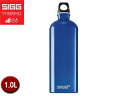 SIGG/シグ 50013 トラベラー 【1.0L】 (ダークブルー ) (50013) 【検索イメージワード】アウトドア/旅行/スポーツ/ボトル/SIGGトラベラーボトルはドイツで最も権威ある環境保護専門誌OKOーTEST誌において最高評価のsher gut（very good）を獲得しています。人と環境への安全性とリサイクル性が考慮されたエコボトルです。常温の水で細かく水分補給するためにデザインされたSIGGボトル。のどが渇く前に、軽く一口含んでゆっくりと飲む飲み方に慣れる事で、体が効率よく水分を吸収するようになります。本体は純度 99.5 パーセントの良質なアルミプレートに600トンの圧力をかけて成型、本体に全く継ぎ目がないので軽量で丈夫な構造です。ボトル肉厚は平均 0.65 ミリと薄く、保温、保冷効果はありません。基本的には常温の飲み物を持ち運ぶ容器としてお使いください。キャップは炭酸飲料のガスも逃さないほどの密閉性をもっています。内側には飲み物の味を損なわず臭いがつきにくい特殊コーティングが施されています。このコーティング加工工程においてほとんど有害物質を発生しない人体と環境にやさしいコーティングです。本体に凹みが生じてもその部分がひび割れてコーティングがはがれる心配はありません。SIGGボトルにはお茶、スポーツドリンク、フルーツジュースなどあらゆる飲み物を入れることができます。SIGGボトルには全て底面に幅 15MM のくぼみ（ノッチ）がついています。これは製造工程上でつけているくぼみで異常ではございません。ボトルにプリントを施す際にボトルを回転させながら印刷する印刷機のツメをかける窪みです。強度的には全く問題ありませんので安心してご利用ください。廃棄されるときはアルミ缶を一緒にリサイクルしてください。 飲み口：トラベラーキャップ シンプルな構造で使いやすいスクリュー式キャップ。飲む時はキャップを取り外し口を直接ボトルにつけて飲みます。指の力が弱い方は、中央の穴に硬い棒等を差し込んで回すとテコの原理で簡単に開閉することができます。50013 トラベラー 【1.0L】 (ダークブルー )&nbsp;商品情報容量1.0Lサイズ（径）80 × 255MM、（重さ）150 グラム