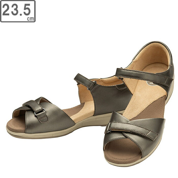 調節がしやすく、脱ぎ履きしやすいのが嬉しいポイント。また、ひざに優しい機能を搭載しており、春夏のお出かけにぴったりです。足もとを爽やかに見せてくれて、季節感の楽しめるサンダルです。 商品情報 原産国カンボジア足囲3E素材マテリアル：天然皮革、ソール：EVAコンプレッション/ラバーヒール外寸約30mm KV78473-　